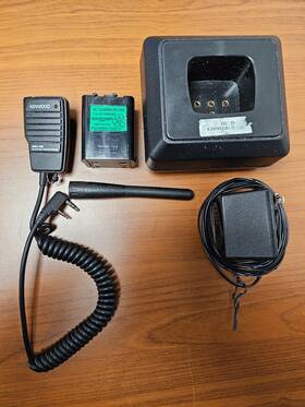 Kenwood 810001582258 Th-28a Unit Charger With Battery External Speaker Mic And Antenna Lot