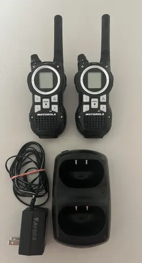 Kem-p29923 Motorola Qty 2 Way Radios With Ch610d Fast Charging Base And Adapter