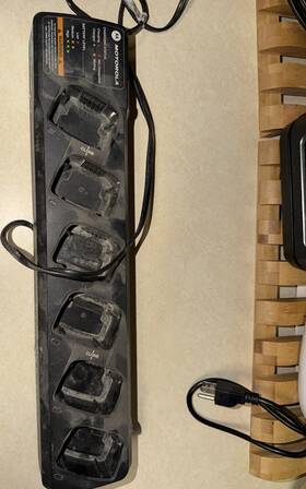 Motorola Nntn4017 6-bay Multi-unit Charging Station For Cp200 Cp185 Ep450 Pr400