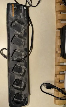 Nntn4017 Motorola 6-bay Multi-unit Charging Station For Cp200 Cp185 Ep450 Pr400